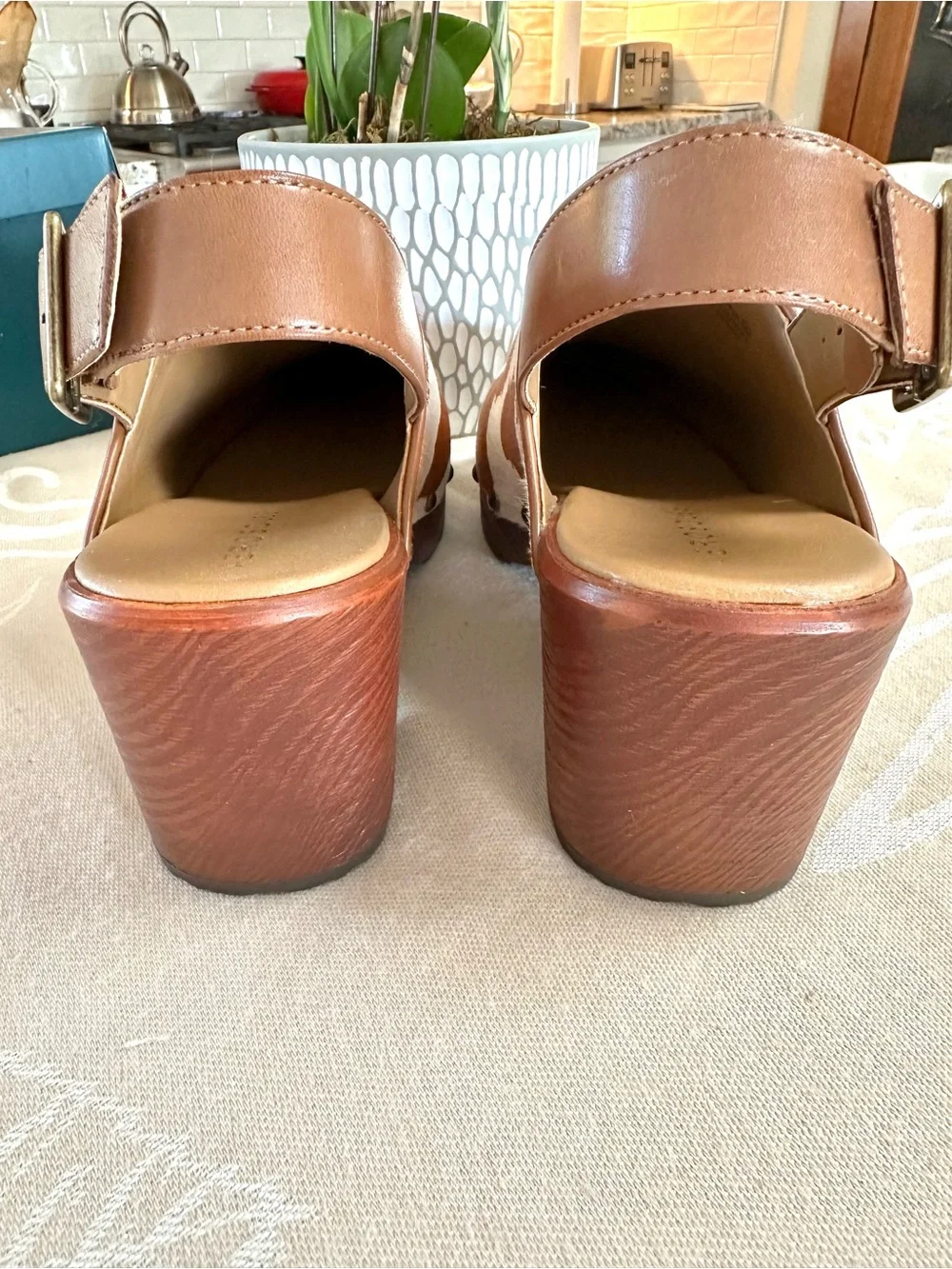 Aerosoles Danby Cow Print Leather Clogs NWOT Size 9 - Picture 4 of 9